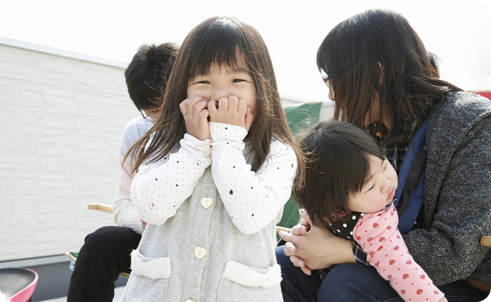 思い切り遊べる屋上は姉妹のお気に入り 写真2